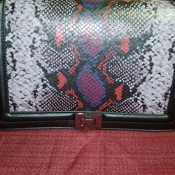 Snakeskin flap shoulderbag - Picture 2 of 7